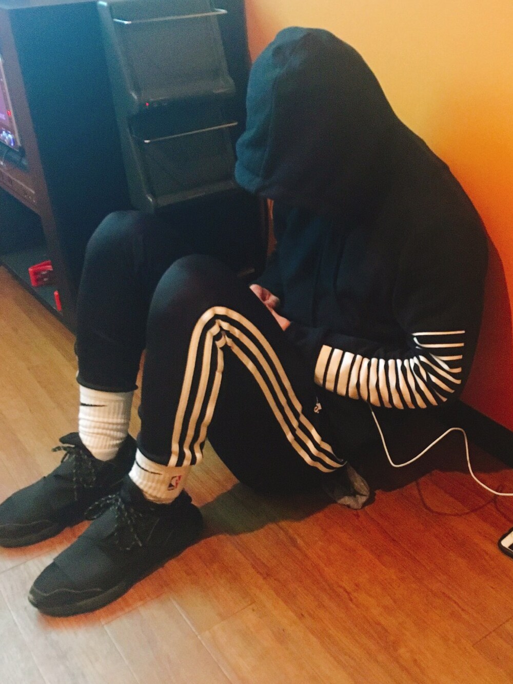 「冬、オールブラック、ADYN、adidas、NBA、Y-3、streetstyle、ソックスイン」｜「ADYNのアイテム（パーカー、ブラック系）」を使った、りゅーやさん（メンズ・168cm）の冬コーディネートの1枚目の写真