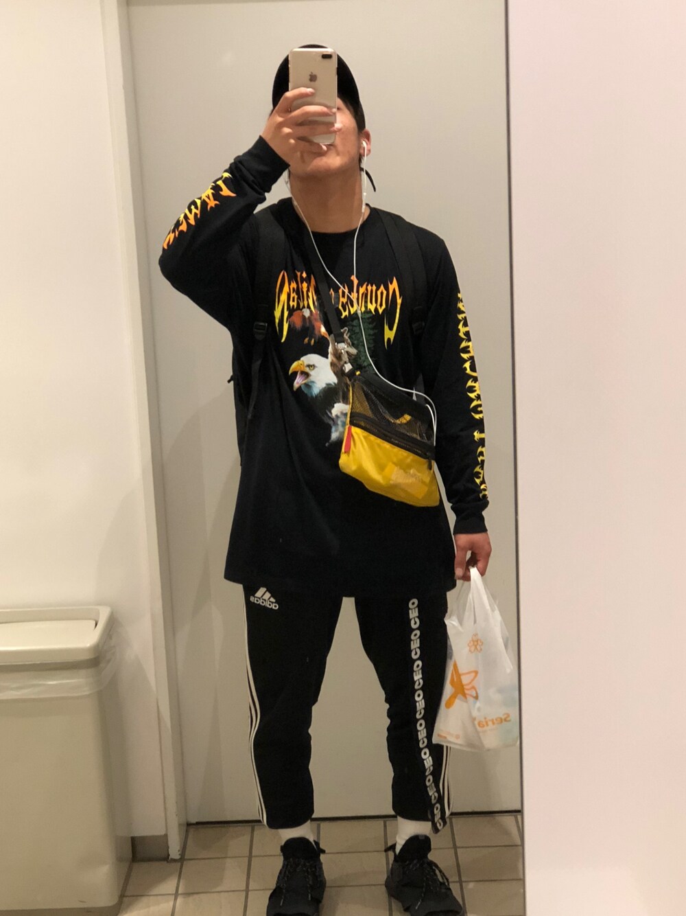 「ストリート服が好き、休日スタイル、モノトーン、白ソックス、オールブラック、streetstyle」｜「LONELY/論理のLONELY論理　LOGO LOW CAPS（キャップ、ブラック系）」を使った、りゅーやさん（メンズ・168cm）の秋コーディネートの1枚目の写真
