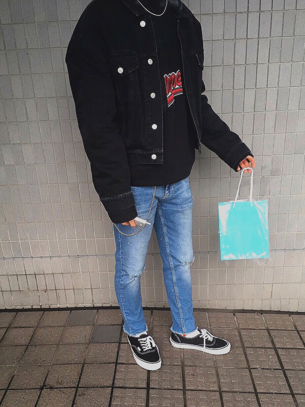 「ootd、スニーカーコーデ、BALENCIAGA、vetements、tiffany&co、alyx」｜「VETEMENTSのアイテム（スウェット、レッド系）」を使った、shoさん（メンズ・178cm）の春コーディネートの1枚目の写真