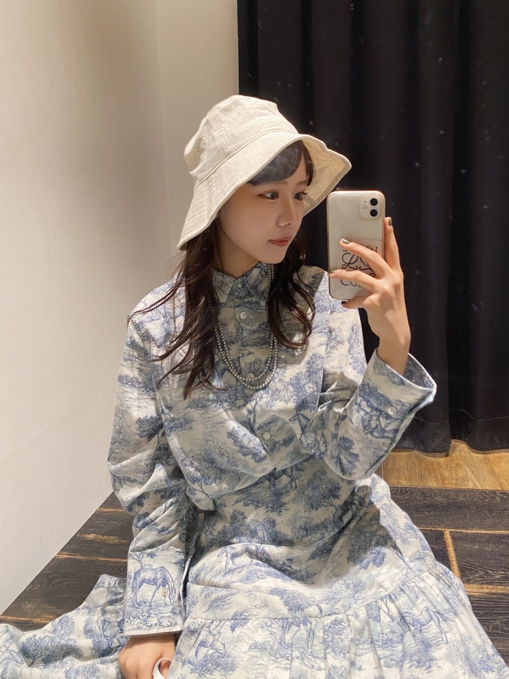 「大人カジュアル、休日コーデ、春コーデ、ワントーンコーデ、セットアップ、バケハ、トワルドジュイ」｜「MOUSSYのTOILE DE JOUY シャツ（シャツ/ブラウス、ブルー系）」を使った、そら さん（レディース・157cm）の冬コーディネートの1枚目の写真