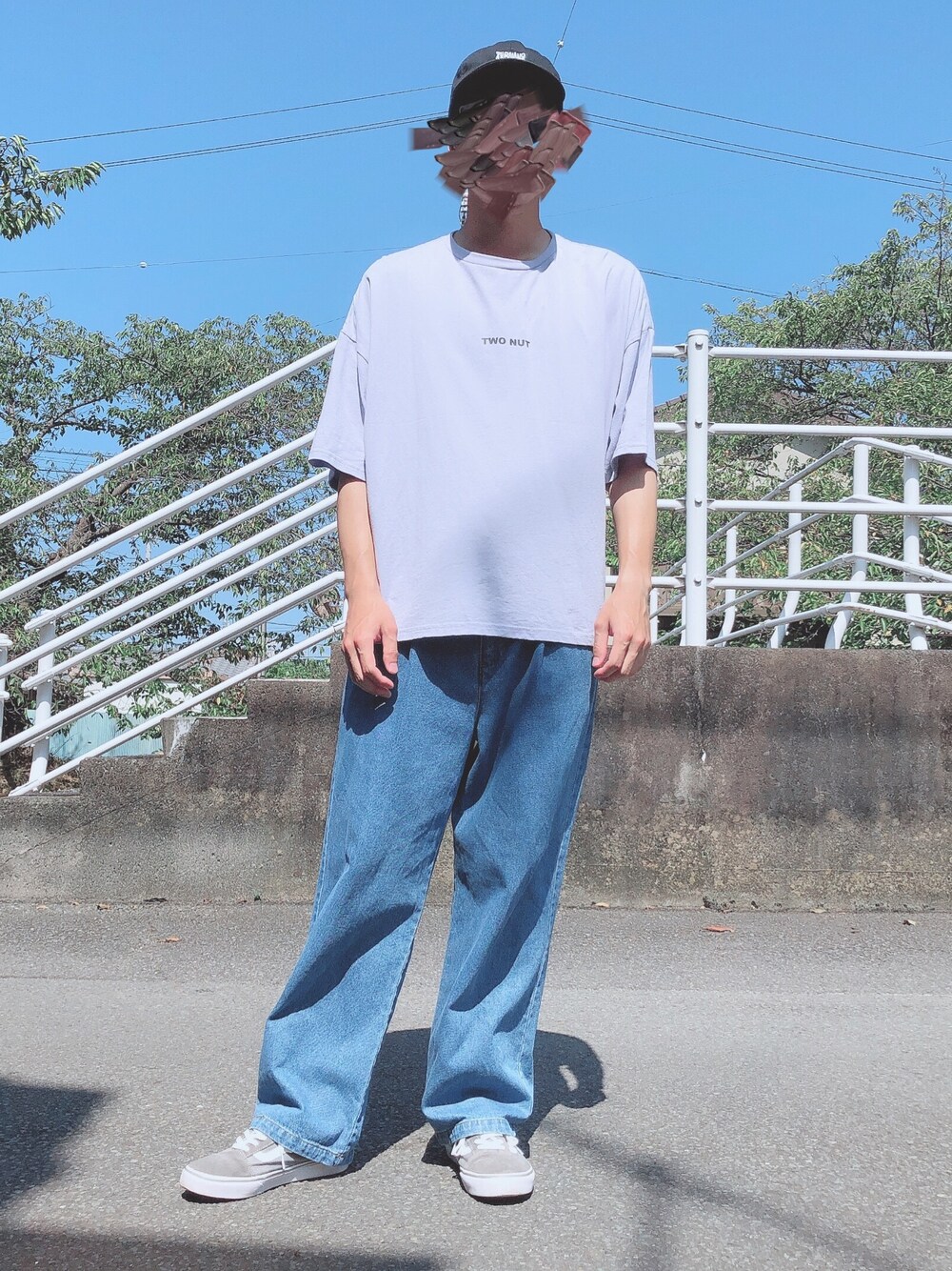 「スニーカー、いいね、save、フォローお願いします🤑、ビッグシルエット、おしゃれさんと繋がりたい、今日のコーデ、デニムパンツ、カジュアル、プチプラコーデ、着回しコーデ、ストリート系」｜「kutirのアソートプリントTシャツ　コラボアイテム（Tシャツ/カットソー、パープル系）」を使った、りゅうさん（メンズ・172cm）の夏コーディネートの1枚目の写真