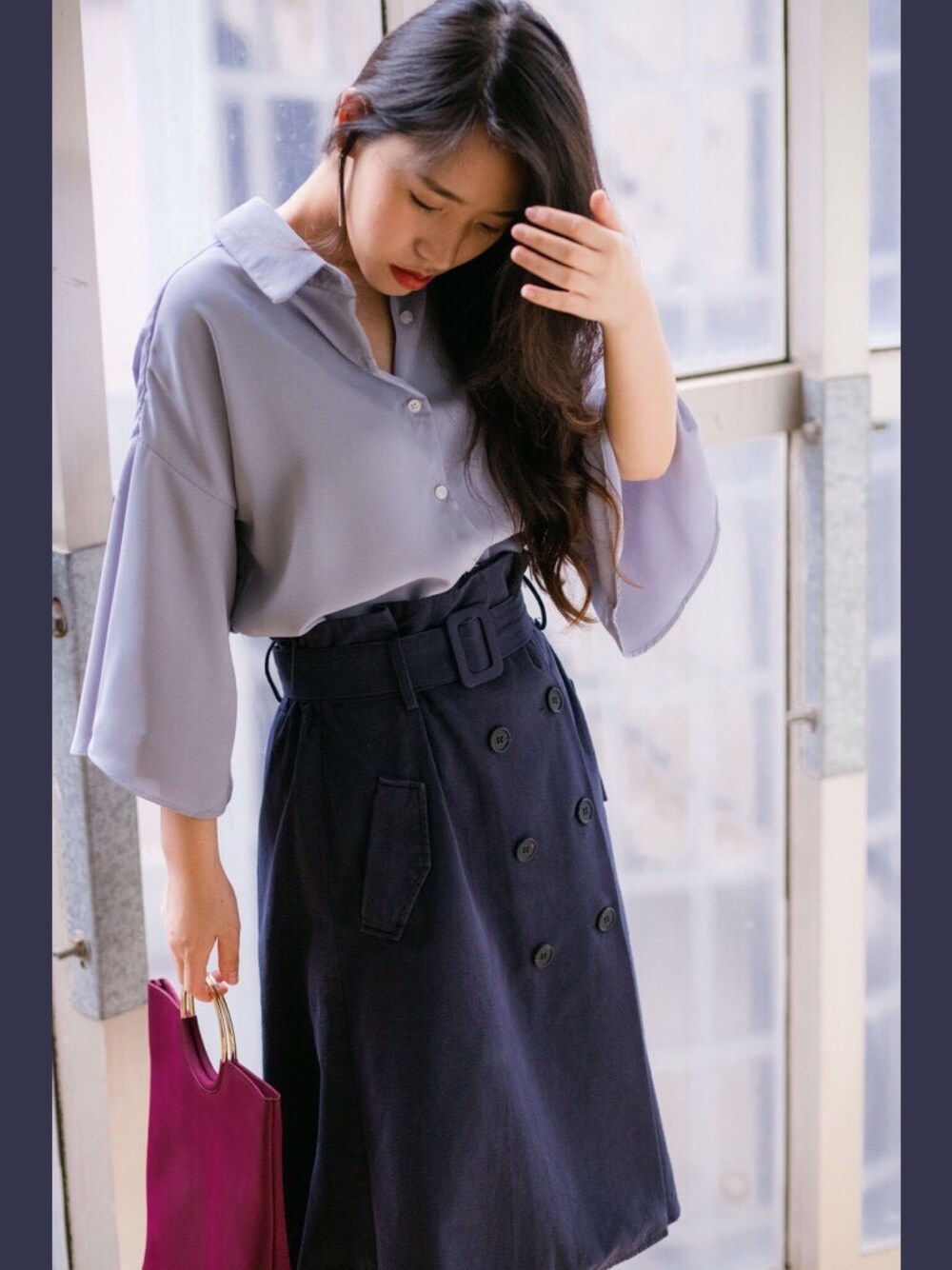 「時尚、穿搭、襯衫、綁帶、及膝裙、girl、girl style、like、fashion、ootd」｜「week:9のアイテム（シャツ/ブラウス、ブルー系）」を使った、Krystal Chenさん（レディース・163cm）の春コーディネートの1枚目の写真