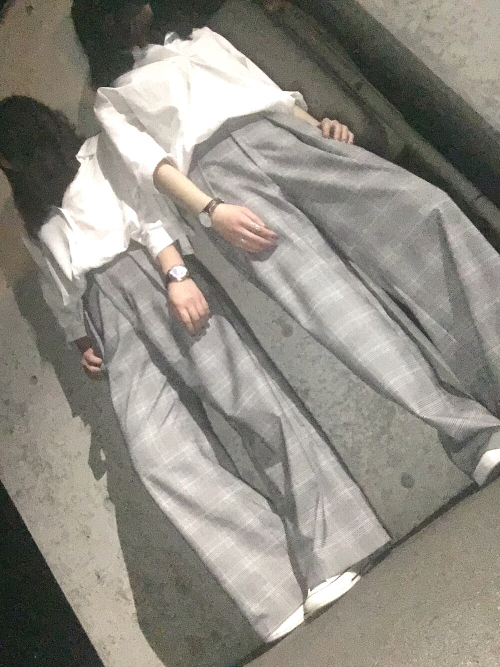 グレー系のパンツ、ホワイト系のスニーカー、ブラウン系のアナログ腕時計を着用したレディースの夏コーディネートの1枚目の写真