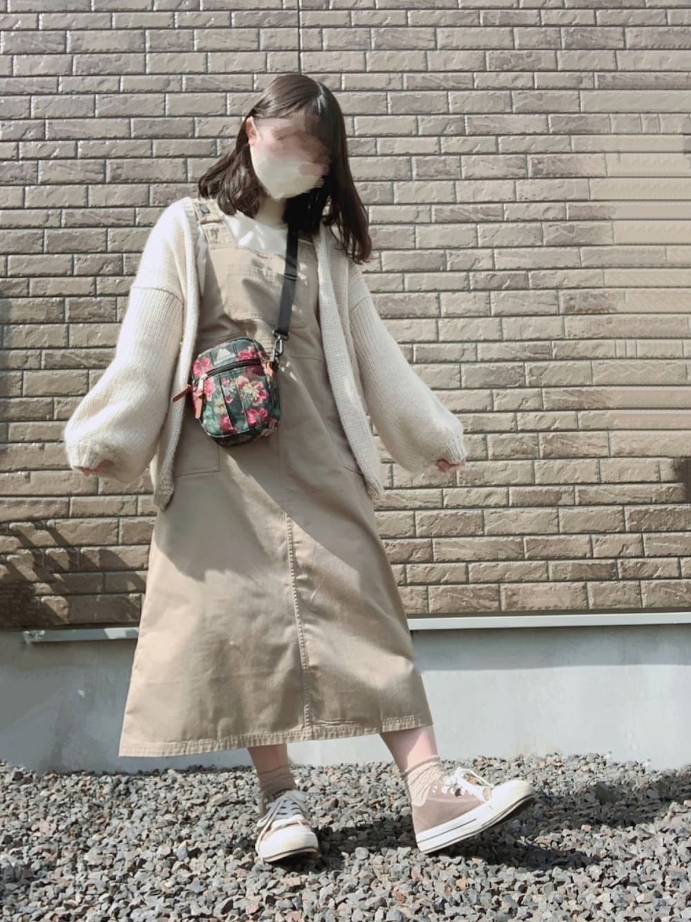 「春、淡色コーデ、ベージュコーデ、淡色女子、サロペットスカート、ジャンパースカート、ベージュ、カーディガン、スニーカーコーデ、オーバーオール」｜「titivateのﾛｰｹﾞｰｼﾞﾆｯﾄｶｰﾃﾞｨｶﾞﾝ（カーディガン/ボレロ、ベージュ系）」を使った、nigaさん（レディース・156cm）の春コーディネートの1枚目の写真