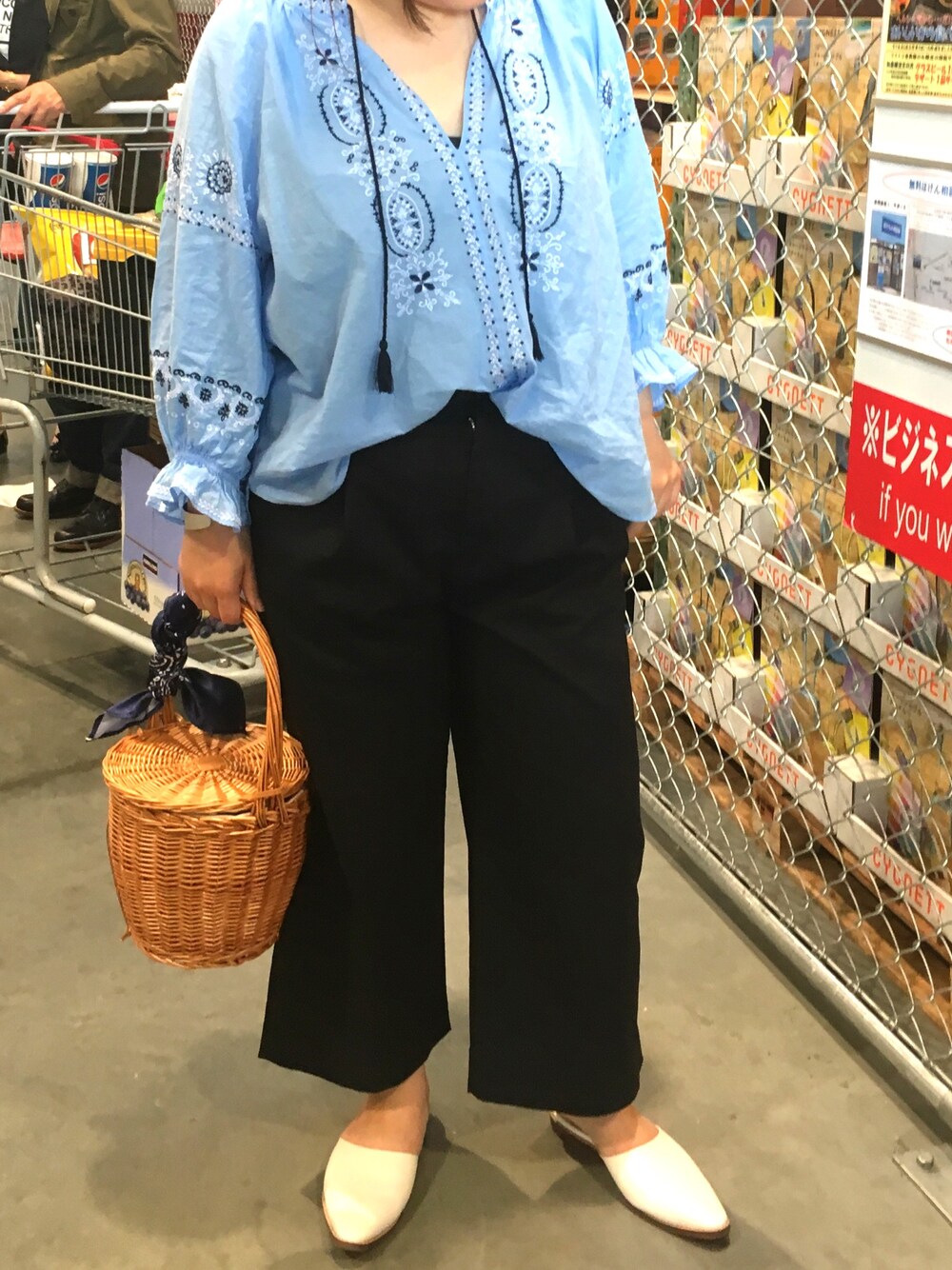 「ワイドパンツ、バブーシュ、オトナカジュアル」｜「JOURNAL STANDARDの《追加》エンブロイダリーブラウス◆（シャツ/ブラウス、ブルー系）」を使った、hidemiさん（レディース・155cm）の春コーディネートの1枚目の写真
