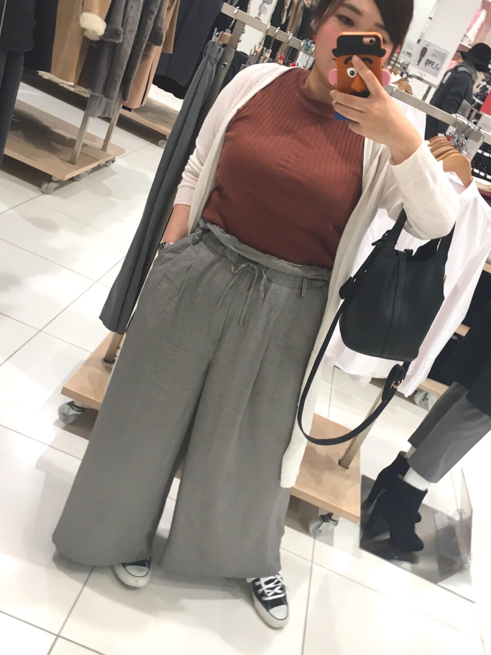 「大人カジュアル、ootd、秋服」｜「BAYFLOWのBAYFLOW／ハリヌキフライスノースリーブT（Tシャツ/カットソー、ブラウン系）」を使った、hidemiさん（レディース・155cm）の秋コーディネートの1枚目の写真