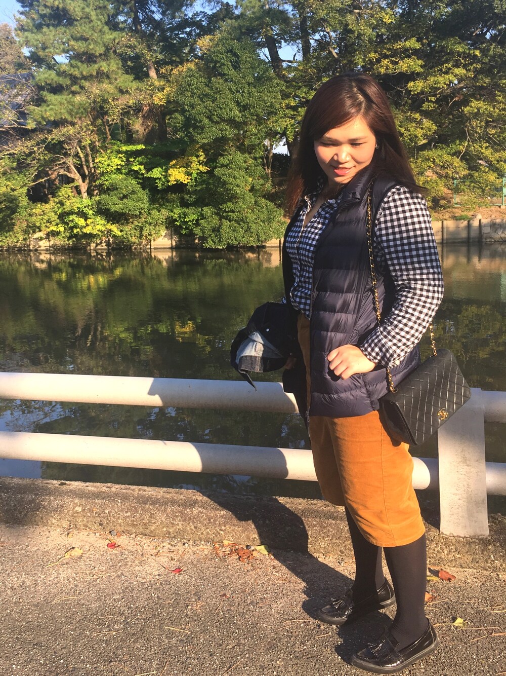「ootd、オトナカジュアル、ダウンベスト、chanel」｜「UNIQLOのアイテム（ダウンベスト、ブルー系）」を使った、hidemiさん（レディース・155cm）の秋コーディネートの1枚目の写真
