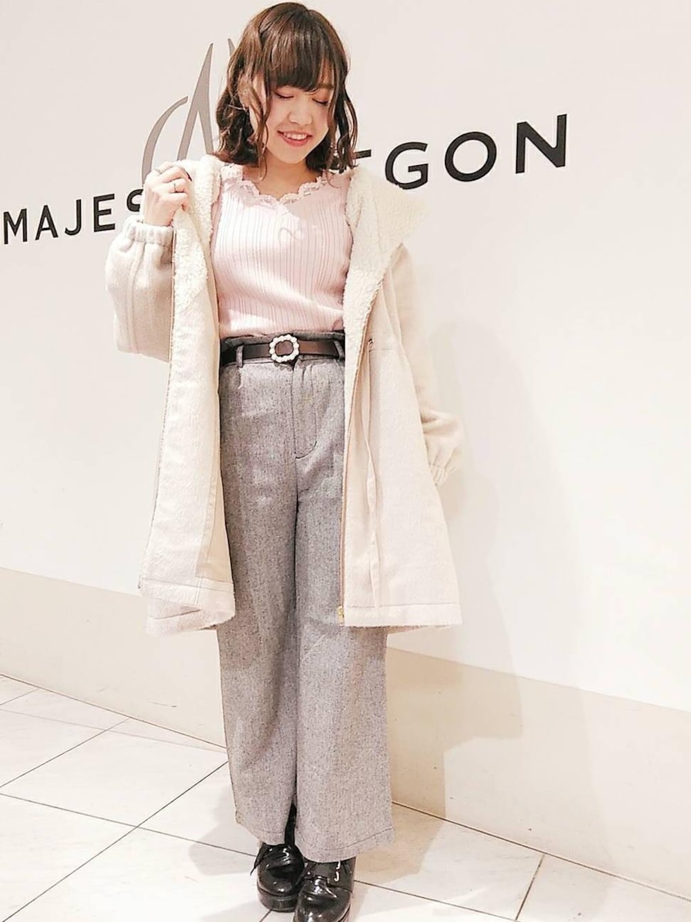 「アウター、ワイドパンツ、フードコート、MAJESTIC LEGON、レースニット、マジェスティックレゴン」｜「MAJESTIC LEGONのボリュームヒールシューズ（ドレスシューズ、ブラック系）」を使った、マジェスティックレゴン天王寺ミオ店スタッフさん（レディース・156cm）の秋コーディネートの1枚目の写真