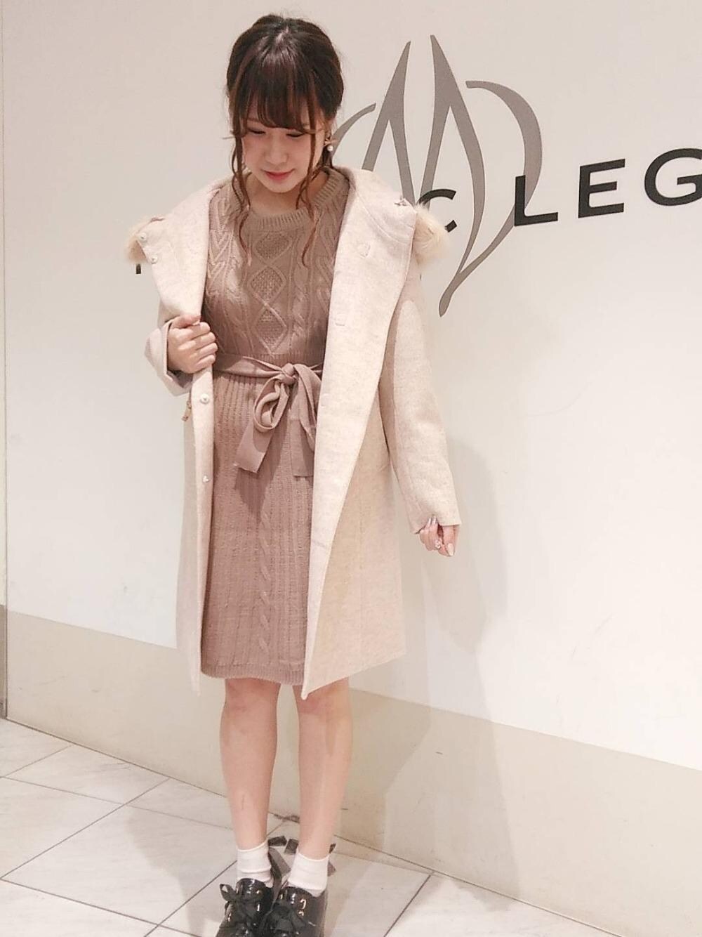 「アウター、ニットワンピース、ブラウン、フードコート、MAJESTIC LEGON、マジェスティックレゴン」｜「MAJESTIC LEGONのボリュームヒールシューズ（ドレスシューズ、ブラック系）」を使った、マジェスティックレゴン天王寺ミオ店スタッフさん（レディース・156cm）の秋コーディネートの1枚目の写真
