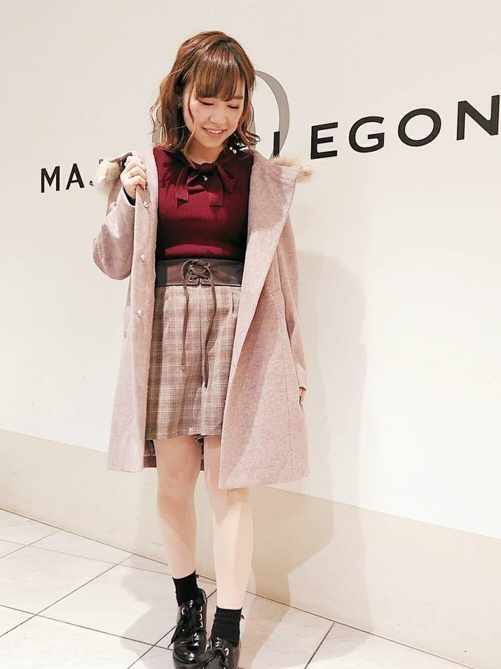 「アウター、ハイゲージニット、フードコート、キュロット、MAJESTIC LEGON、マジェスティックレゴン、ボウタイニット」｜「MAJESTIC LEGONのボリュームヒールシューズ（ドレスシューズ、ブラック系）」を使った、マジェスティックレゴン天王寺ミオ店スタッフさん（レディース・156cm）の秋コーディネートの1枚目の写真