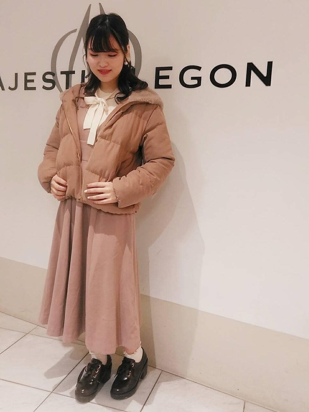 「ニット、ジャンスカ、レースアップ、ボウタイ、MAJESTIC LEGON、マジェスティックレゴン、フードファーエコダウン」｜「MAJESTIC LEGONのボリュームヒールシューズ（ドレスシューズ、ブラック系）」を使った、マジェスティックレゴン天王寺ミオ店スタッフさん（レディース・156cm）の秋コーディネートの1枚目の写真