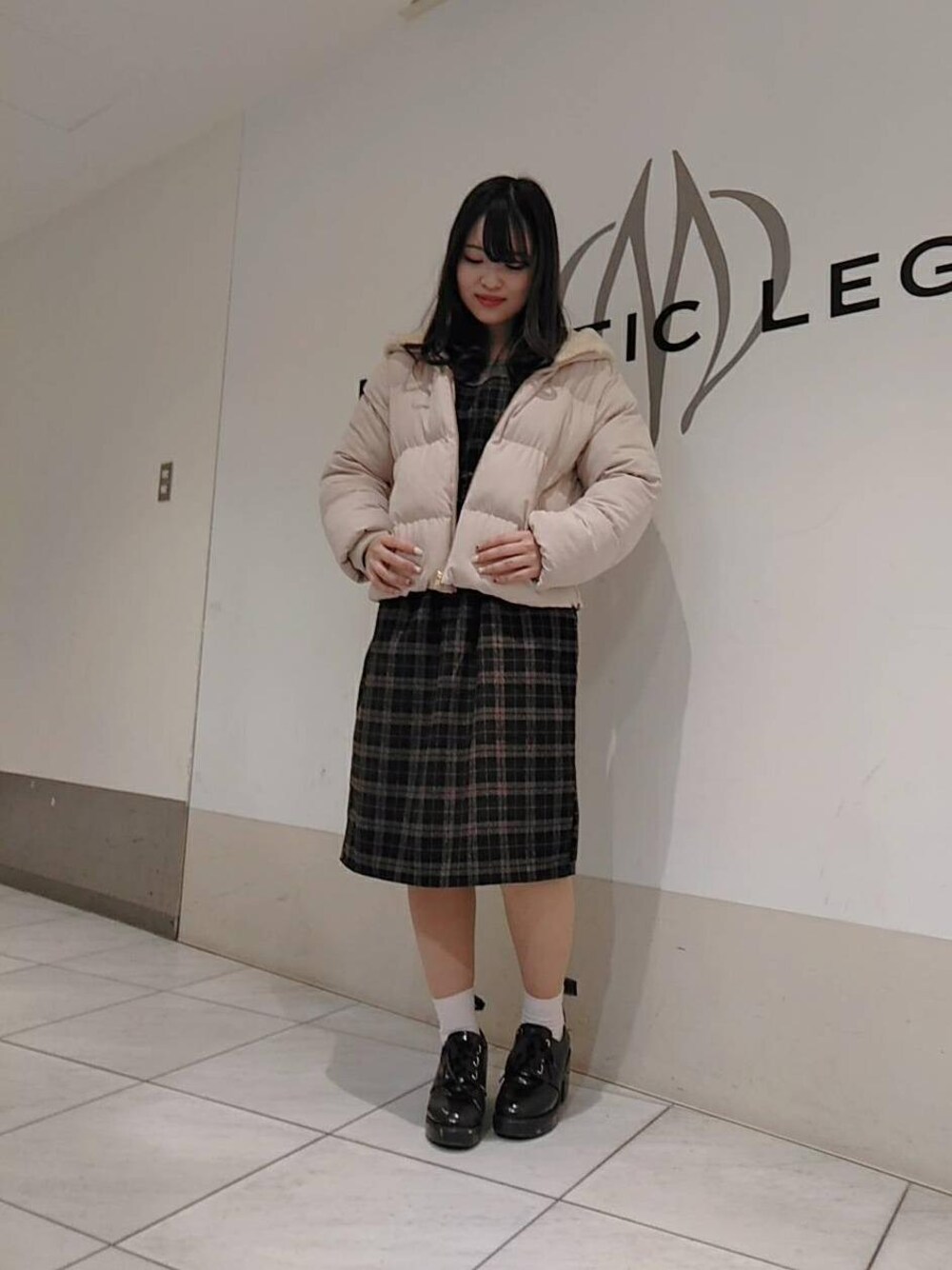 「チェック、ダウン、フェミニン、チェックワンピース、MAJESTIC LEGON、マジェスティックレゴン、ボリュームヒール、ドッキングチェックワンピース」｜「MAJESTIC LEGONのフードファーエコダウン（ダウンジャケット/コート、ホワイト系）」を使った、マジェスティックレゴン天王寺ミオ店スタッフさん（レディース・156cm）の冬コーディネートの1枚目の写真