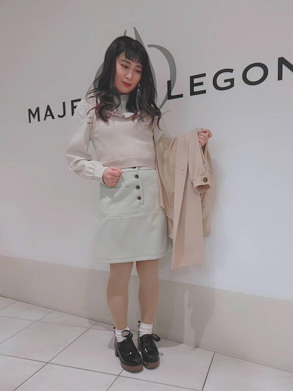 「フェミニン、ミント、MAJESTIC LEGON、春コーデ、マジェスティックレゴン、ウッドヒールレースアップシューズ、ギンガム×ニットビスチェセット、バックレースアップトレンチ、ステッチミニスカート」｜「MAJESTIC LEGONのステッチミニスカート（スカート、グリーン系）」を使った、マジェスティックレゴン天王寺ミオ店スタッフさん（レディース・156cm）の冬コーディネートの1枚目の写真