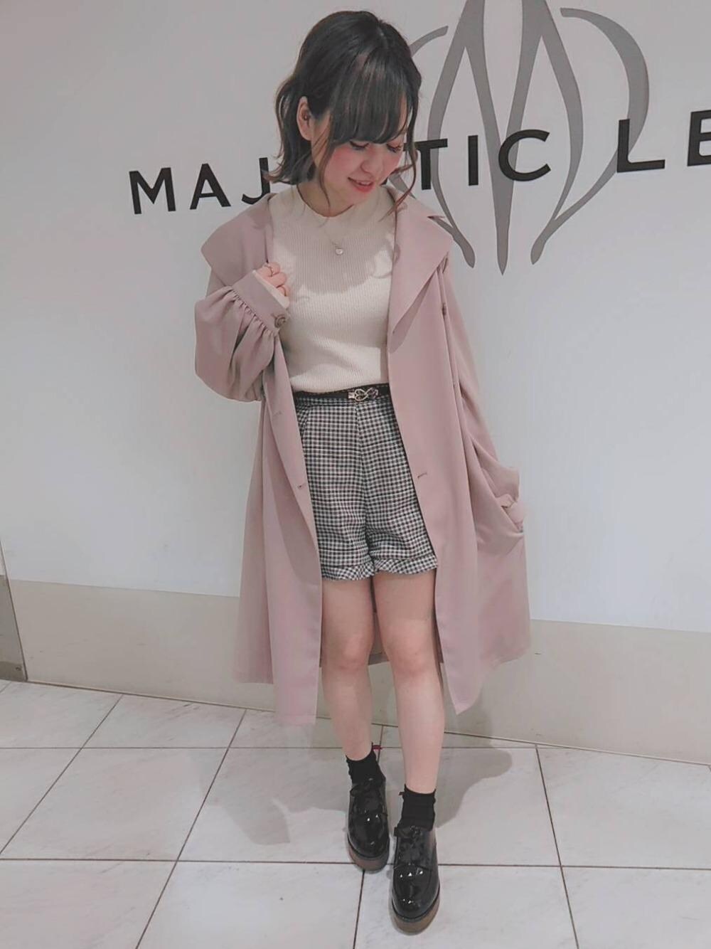 「トレンチ、フェミニン、春アウター、MAJESTIC LEGON、マジェスティックレゴン、2way肩ボタンニット、ハートベルト付ショートパンツ、ウッドヒールレースアップシューズ、バックレースアップトレンチ」｜「MAJESTIC LEGONの∞2way肩ボタンニット（ニット/セーター、ホワイト系）」を使った、マジェスティックレゴン天王寺ミオ店スタッフさん（レディース・156cm）の冬コーディネートの1枚目の写真