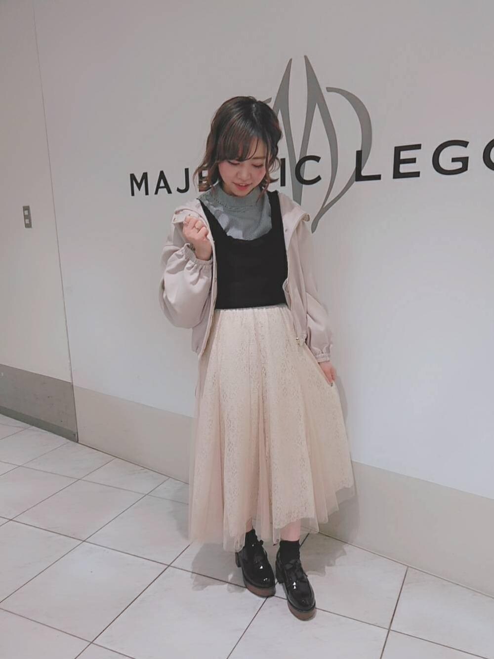 「MAJESTIC LEGON、マジェスティックレゴン、ウッドヒールレースアップシューズ、ポヨン袖ショートブルゾン、ギンガム×ニットビスチェ、ニュアンスレースカラースカート」｜「MAJESTIC LEGONのギンガム×ニットビスチェセット（シャツ/ブラウス、ブラック系）」を使った、マジェスティックレゴン天王寺ミオ店スタッフさん（レディース・156cm）の冬コーディネートの1枚目の写真
