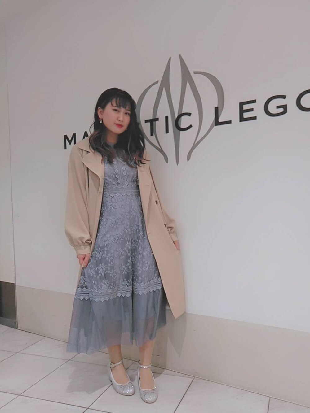 「トレンチコート、結婚式、ドレス、二次会、MAJESTIC LEGON、謝恩会、マジェスティックレゴン、キラキラパンプス」｜「MAJESTIC LEGONのレトロバレエパンプス（パンプス、シルバー系）」を使った、マジェスティックレゴン天王寺ミオ店スタッフさん（レディース・156cm）の冬コーディネートの1枚目の写真