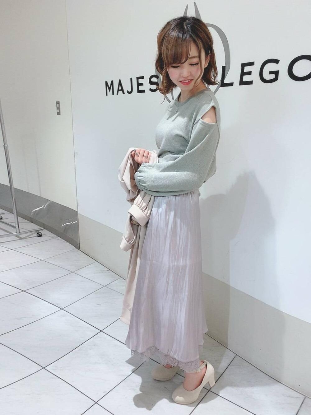 「トレンチ、ラメ、キレイめ、大人コーデ、MAJESTIC LEGON、マジェスティックレゴン、フカフカフェミニンパンプス、バックレースアップトレンチ、キラキラリバーシブルスカート、デザインラメスウェット」｜「MAJESTIC LEGONのフカフカフェミニンパンプス（パンプス、ベージュ系）」を使った、マジェスティックレゴン天王寺ミオ店スタッフさん（レディース・156cm）の冬コーディネートの1枚目の写真