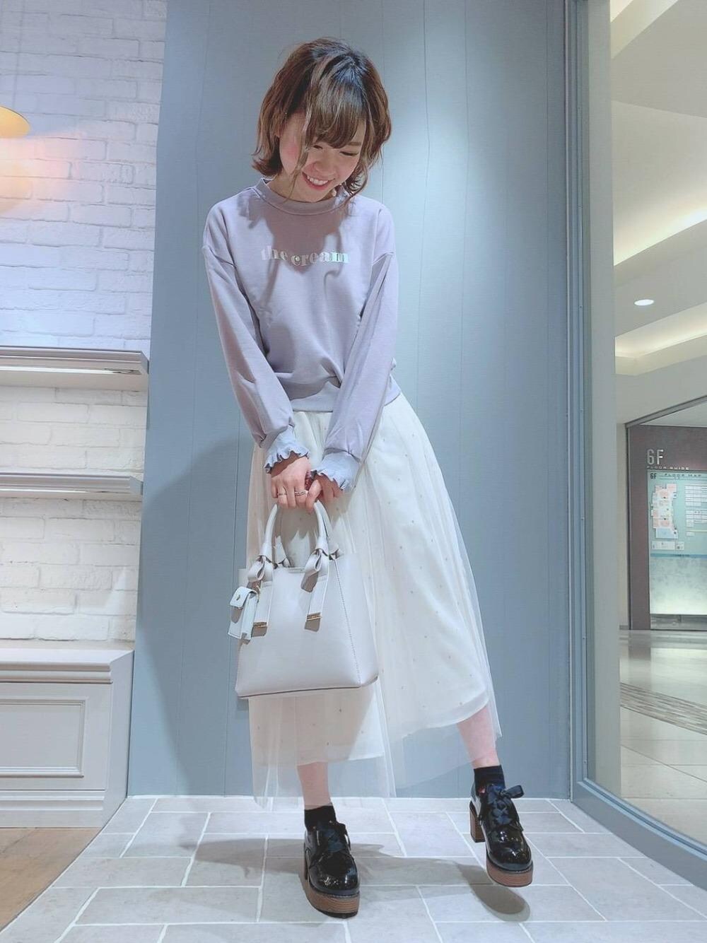 「チュールスカート、フェミニン、MAJESTIC LEGON、マジェスティックレゴン、甘めカジュアル、ウッドヒールレースアップシューズ、lipポーチ付リボンショルダー、チュールドット刺繍スカート、オーロラロゴスウェット」｜「MAJESTIC LEGONのウッドヒールレースアップシューズ（その他シューズ、ブラック系）」を使った、マジェスティックレゴン天王寺ミオ店スタッフさん（レディース・156cm）の冬コーディネートの1枚目の写真