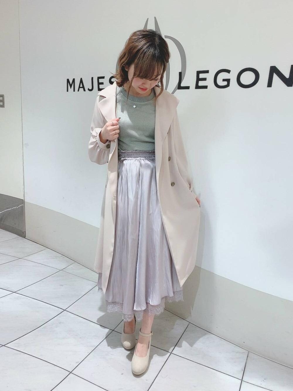 「キレイめ、フェミニン、MAJESTIC LEGON、春コーデ、マジェスティックレゴン、フカフカフェミニンパンプス、バックレースアップトレンチ、キラキラリバーシブルスカート、デザインラメスウェット」｜「MAJESTIC LEGONのフカフカフェミニンパンプス（パンプス、ベージュ系）」を使った、マジェスティックレゴン天王寺ミオ店スタッフさん（レディース・156cm）の冬コーディネートの1枚目の写真