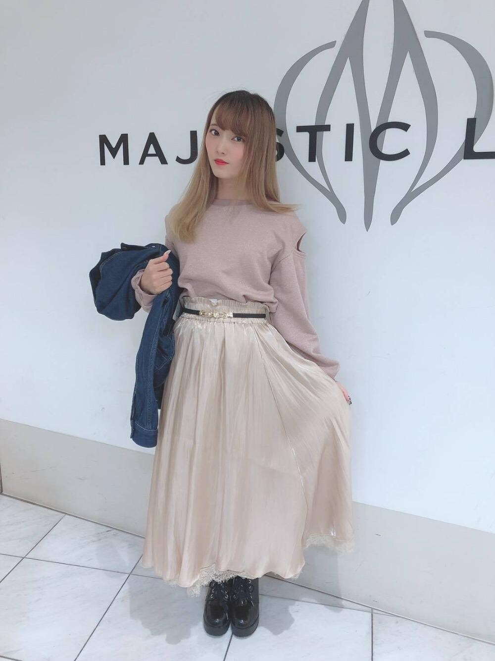 「フェミニン、MAJESTIC LEGON、春コーデ、マジェスティックレゴン、キラキラリバーシブルスカート、デザインラメスウェット、ボリューム袖Gジャン」｜「MAJESTIC LEGONのキラキラリバーシブルスカート（スカート、ホワイト系）」を使った、マジェスティックレゴン天王寺ミオ店スタッフさん（レディース・156cm）の冬コーディネートの1枚目の写真