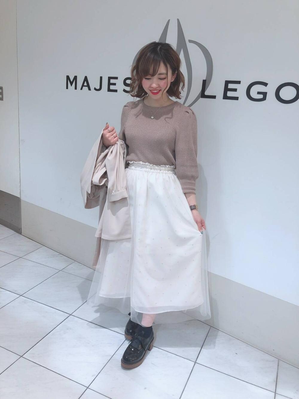 「トレンチコート、チュールスカート、デート、キレイめ、MAJESTIC LEGON、ショッピング、マジェスティックレゴン、モカ」｜「MAJESTIC LEGONのウッドヒールレースアップシューズ（その他シューズ、ブラック系）」を使った、マジェスティックレゴン天王寺ミオ店スタッフさん（レディース・156cm）の春コーディネートの1枚目の写真