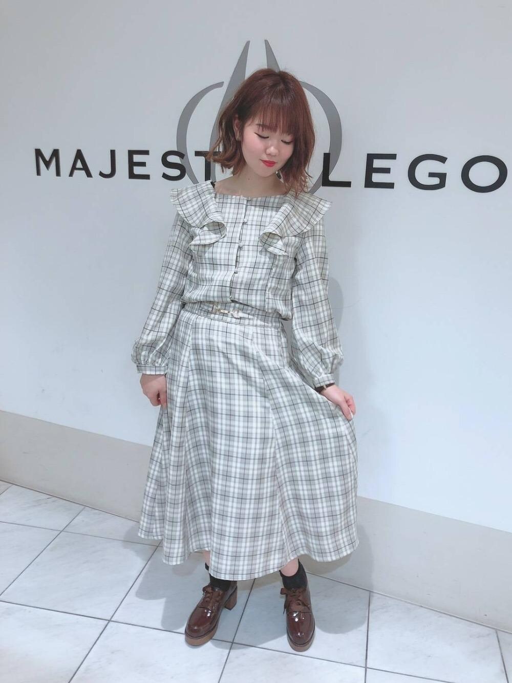 「チェック、セットアップ、フェミニン、MAJESTIC LEGON、マジェスティックレゴン、ウッドヒールレースアップシューズ、スウィートフリルブラウス、スウィートフレアスカート」｜「MAJESTIC LEGONのウッドヒールレースアップシューズ（その他シューズ、ブラウン系）」を使った、マジェスティックレゴン天王寺ミオ店スタッフさん（レディース・156cm）の春コーディネートの1枚目の写真