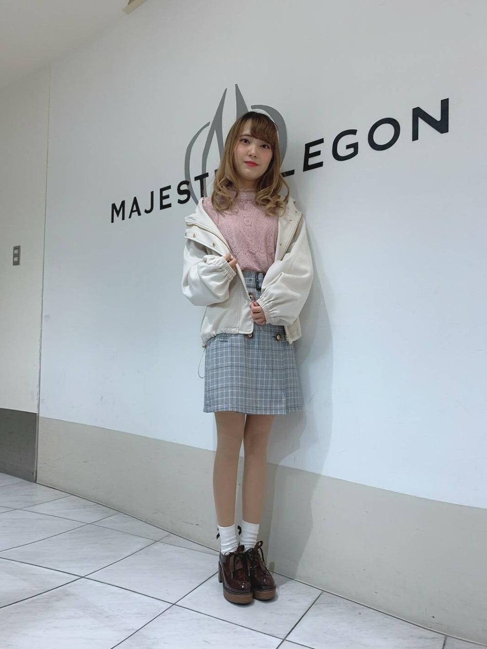 「チェック、ピンク、ミニスカート、フェミニン、MAJESTIC LEGON、マジェスティックレゴン、ウッドヒールレースアップシューズ、ポヨン袖ショートブルゾン、トレンチミニスカート、シアーフラワーレースブラウス」｜「MAJESTIC LEGONのポヨン袖ショートブルゾン（ブルゾン、ピンク系）」を使った、マジェスティックレゴン天王寺ミオ店スタッフさん（レディース・156cm）の春コーディネートの1枚目の写真