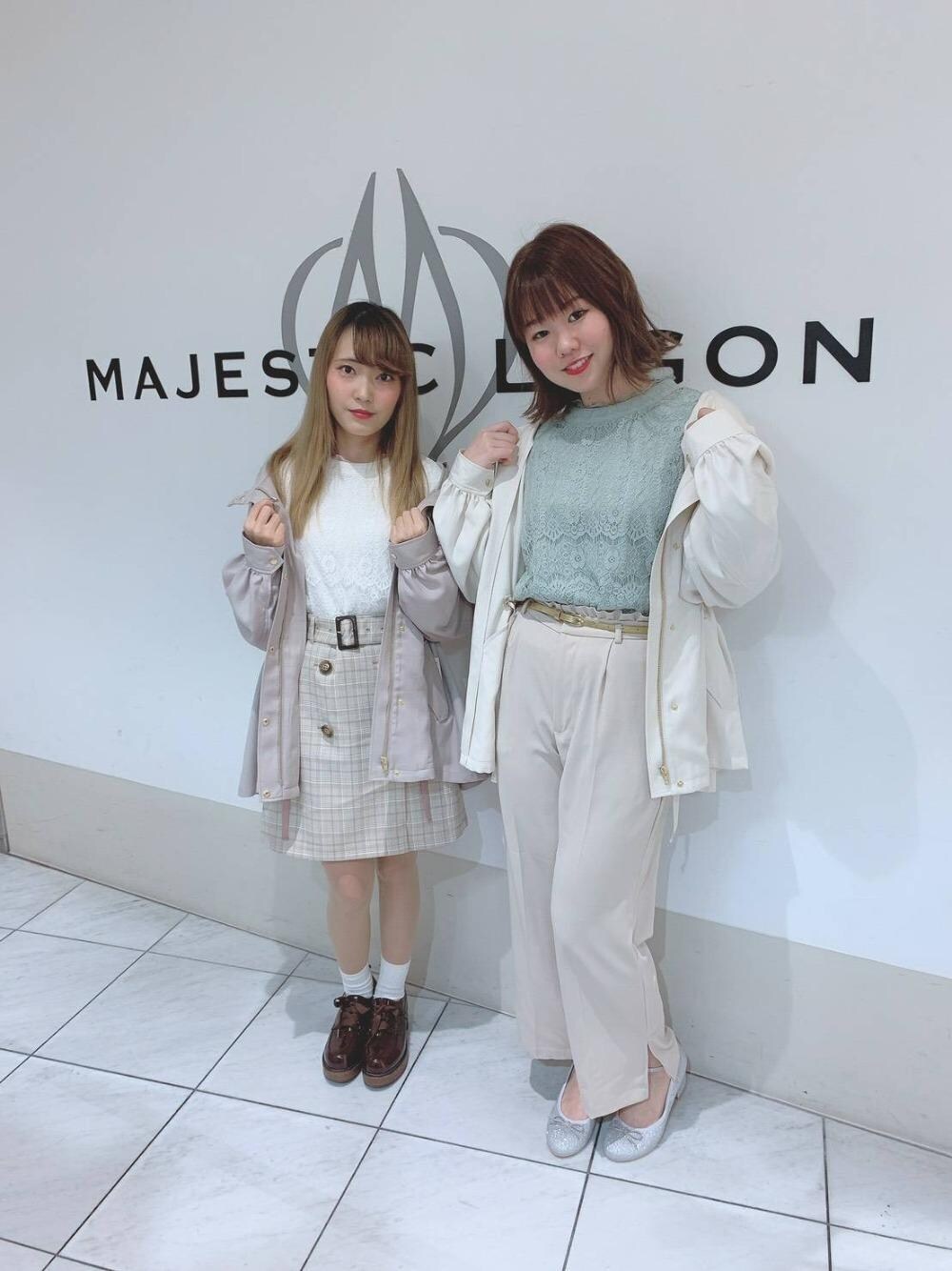「ブルゾン、パンツ、パンプス、ミニスカート、シューズ、MAJESTIC LEGON、双子コーデ、レーストップス、マジェスティックレゴン、ウッドヒール」｜「MAJESTIC LEGONのポヨン袖ショートブルゾン（ブルゾン、ホワイト系）」を使った、マジェスティックレゴン天王寺ミオ店スタッフさん（レディース・156cm）の春コーディネートの1枚目の写真