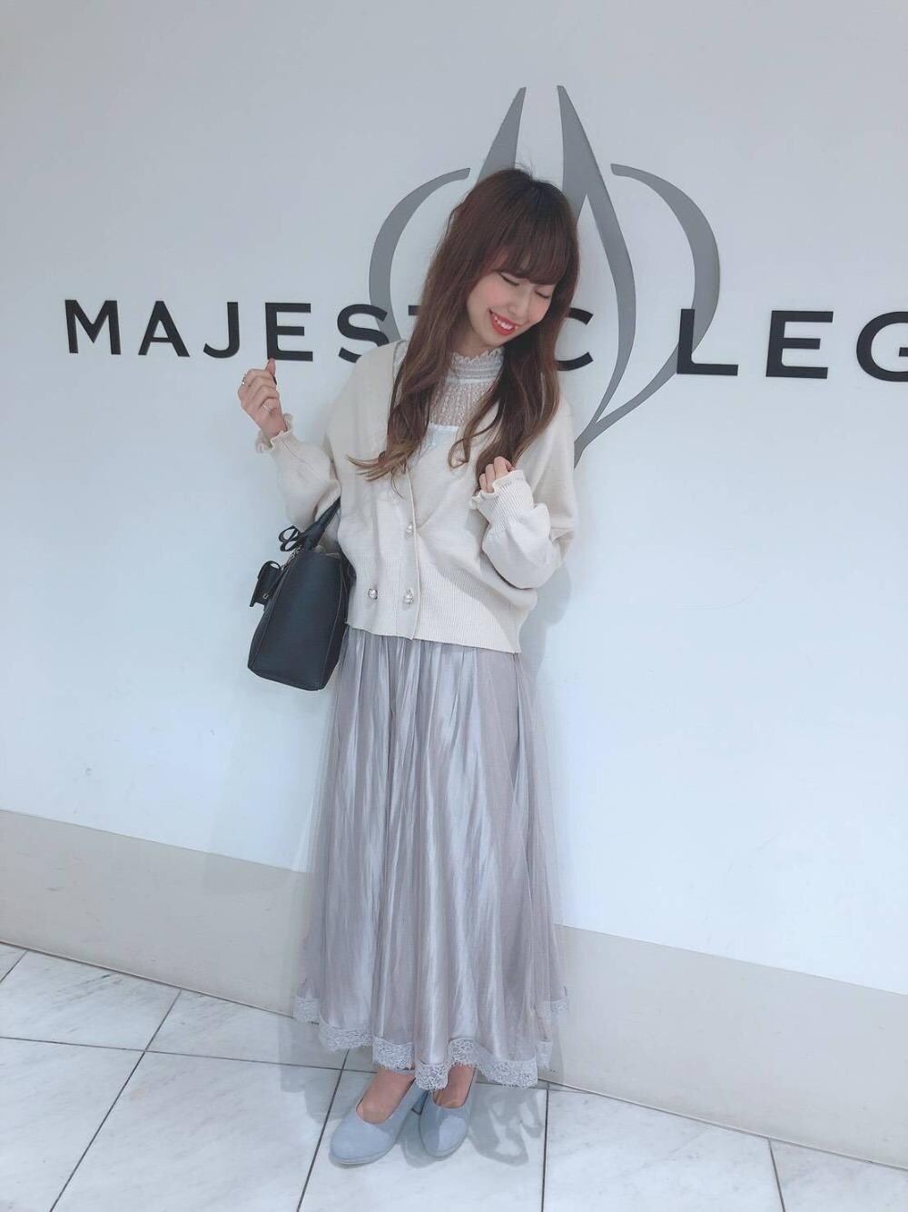 「カーディガン、パンプス、チュールスカート、パステル、MAJESTIC LEGON、ショッピング、マジェスティックレゴン」｜「MAJESTIC LEGONのダブルボタンニットカーディガン（ニット/セーター、ホワイト系）」を使った、マジェスティックレゴン天王寺ミオ店スタッフさん（レディース・156cm）の春コーディネートの1枚目の写真