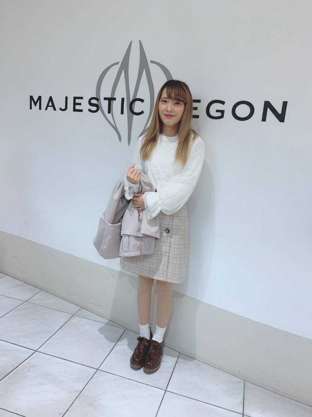 「ブラウス、トレンチコート、ミニスカート、レース、デート、MAJESTIC LEGON、ショッピング、マジェスティックレゴン、コンサート」｜「MAJESTIC LEGONのウッドヒールレースアップシューズ（その他シューズ、ブラウン系）」を使った、マジェスティックレゴン天王寺ミオ店スタッフさん（レディース・156cm）の春コーディネートの1枚目の写真