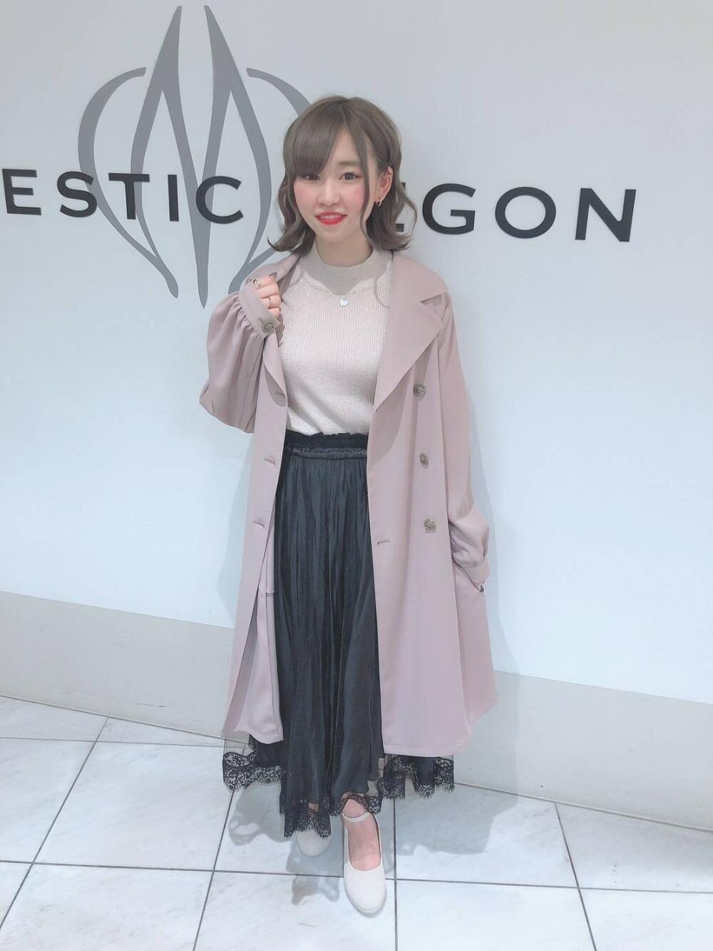 「パンプス、チュール、トレンチ、リボン、リバーシブル、ラメ、キラキラ、MAJESTIC LEGON、マジェスティックレゴン、肩あき」｜「MAJESTIC LEGONのフカフカフェミニンパンプス（パンプス、ベージュ系）」を使った、マジェスティックレゴン天王寺ミオ店スタッフさん（レディース・156cm）の春コーディネートの1枚目の写真