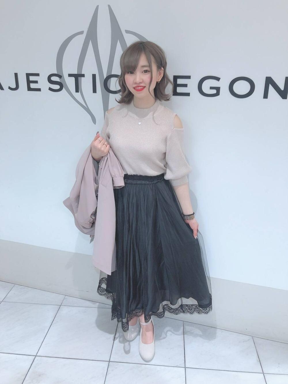 「パンプス、チュールスカート、MAJESTIC LEGON、ショッピング、リバーシブルスカート、マジェスティックレゴン、キラキラニット、肩あきニット」｜「MAJESTIC LEGONのフカフカフェミニンパンプス（パンプス、ベージュ系）」を使った、マジェスティックレゴン天王寺ミオ店スタッフさん（レディース・156cm）の春コーディネートの1枚目の写真