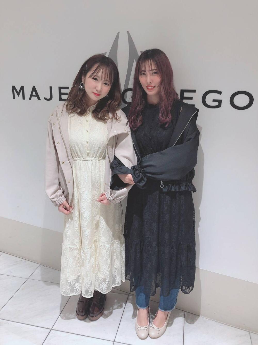 「ブルゾン、パンプス、モノトーン、MAJESTIC LEGON、ショッピング、レースワンピース、マジェスティックレゴン、姉妹コーデ、サテンブルゾン、天王寺ミオ限定商品」｜「MAJESTIC LEGONのポヨン袖ショートブルゾン（ブルゾン、ピンク系）」を使った、マジェスティックレゴン天王寺ミオ店スタッフさん（レディース・156cm）の春コーディネートの1枚目の写真