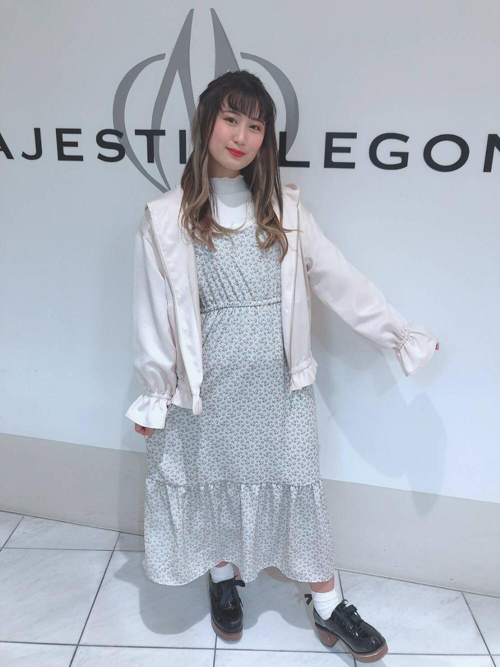 「ブルゾン、花柄、ロングワンピ、MAJESTIC LEGON、マジェスティックレゴン、キャミワンピース、サテン、パワショル、リブトップス、ウッドヒールレースアップシューズ」｜「MAJESTIC LEGONのヴィンテージサテンフードブルゾン（ブルゾン、ホワイト系）」を使った、マジェスティックレゴン天王寺ミオ店スタッフさん（レディース・156cm）の春コーディネートの1枚目の写真
