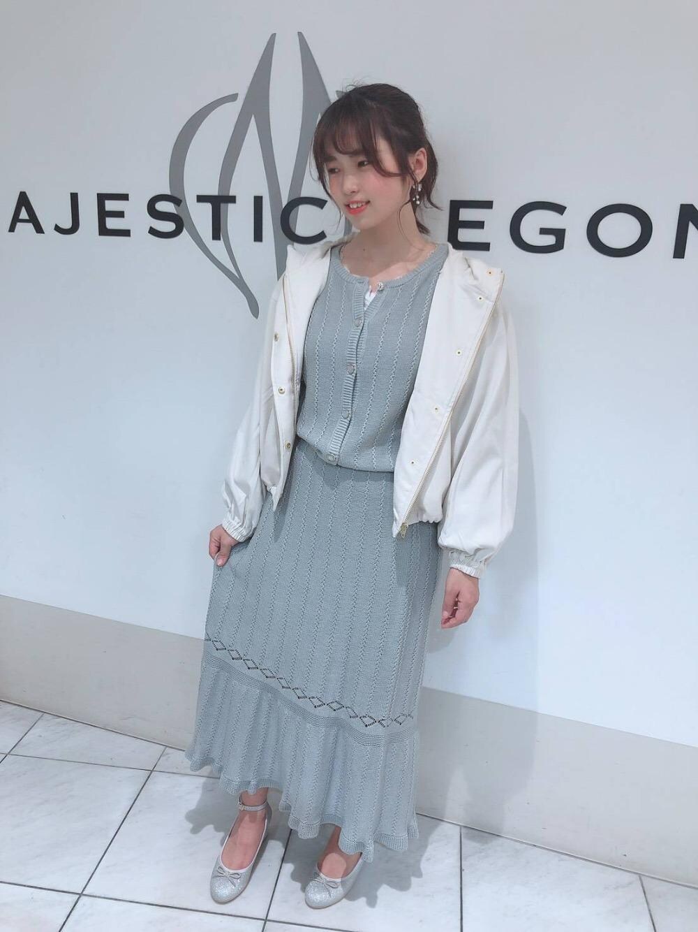「MAJESTIC LEGON、マジェスティックレゴン、レトロバレエパンプス、ポヨン袖ショートブルゾン、フローラルカラータンク、パフスリーブカーディガン、裾フリルニットスカート」｜「MAJESTIC LEGONのポヨン袖ショートブルゾン（ブルゾン、ホワイト系）」を使った、マジェスティックレゴン天王寺ミオ店スタッフさん（レディース・156cm）の春コーディネートの1枚目の写真