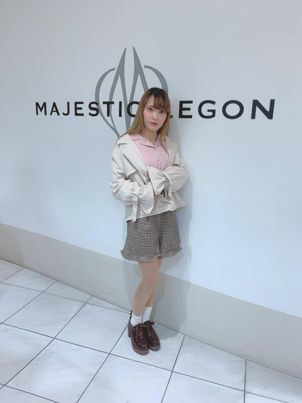 「トレンチ、MAJESTIC LEGON、マジェスティックレゴン、ハートベルト付ショートパンツ、ウッドヒールレースアップシューズ、バックリボンショートトレンチ、レーススリーブ開襟ブラウス」｜「MAJESTIC LEGONのハートベルト付ショートパンツ（その他パンツ、ブラウン系）」を使った、マジェスティックレゴン天王寺ミオ店スタッフさん（レディース・156cm）の春コーディネートの1枚目の写真