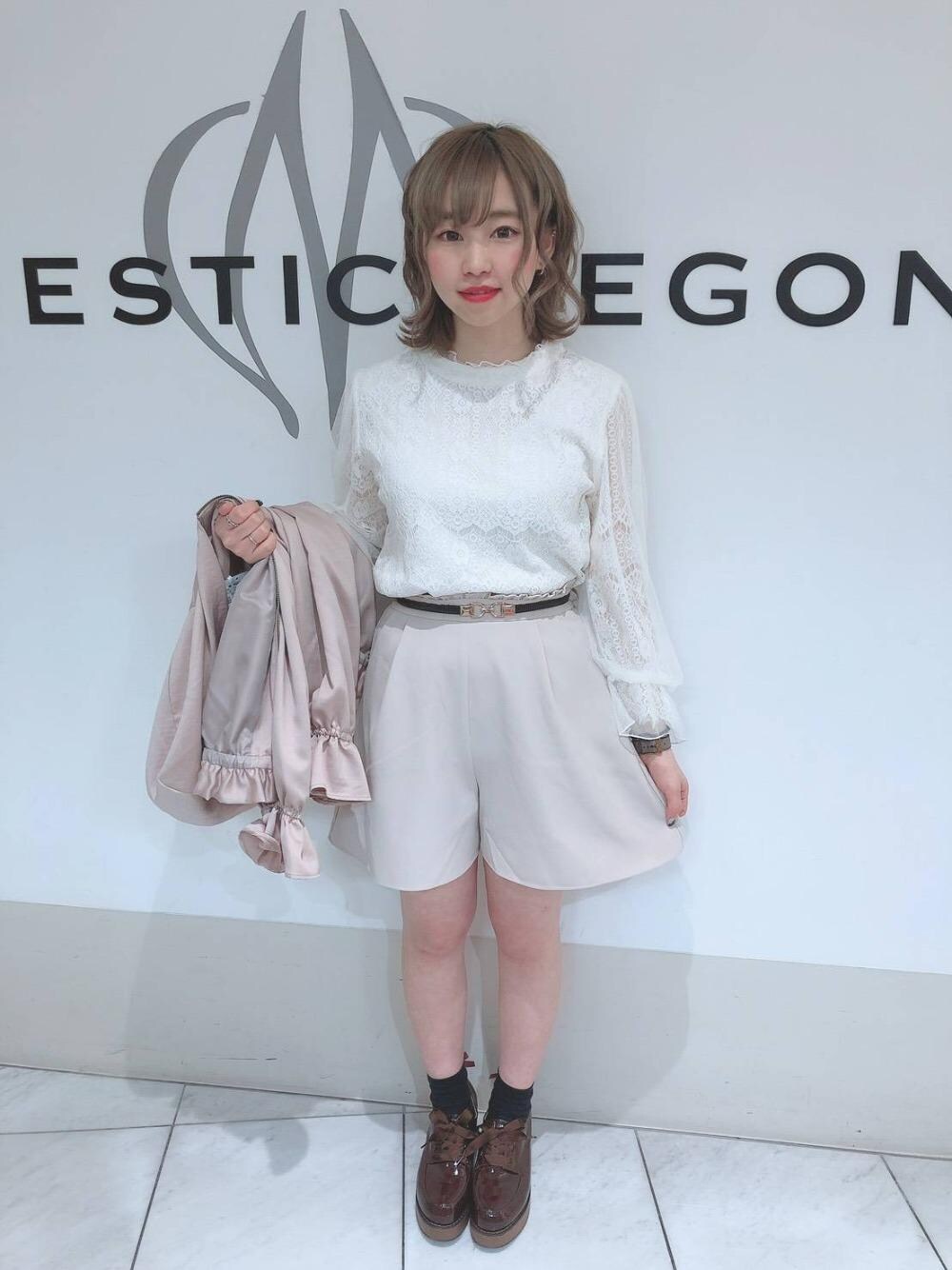 「ブルゾン、ショートパンツ、ショーパン、レース、MAJESTIC LEGON、マジェスティックレゴン、サテン、サテンブルゾン、ウッドヒールレースアップシューズ」｜「MAJESTIC LEGONのヴィンテージサテンフードブルゾン（ブルゾン、ピンク系）」を使った、マジェスティックレゴン天王寺ミオ店スタッフさん（レディース・156cm）の春コーディネートの1枚目の写真