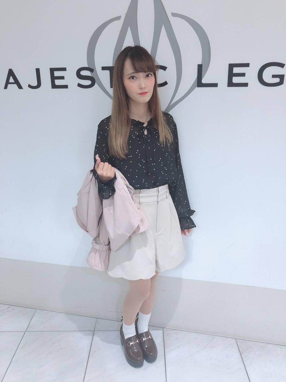 ピンク系のトレンチコート、ブラック系のシャツ/ブラウス、ブラウン系のローファーを着用したレディースの春コーディネートの1枚目の写真