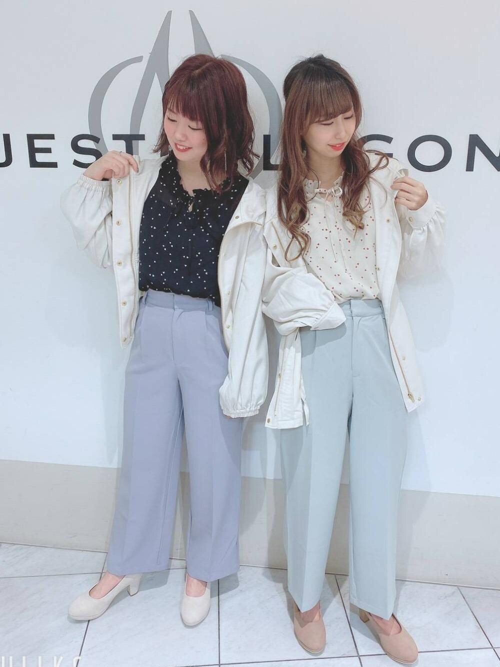 ホワイト系のブルゾン、ベージュ系のパンプス、ブラウン系のパンプスを着用したレディースの春コーディネートの1枚目の写真