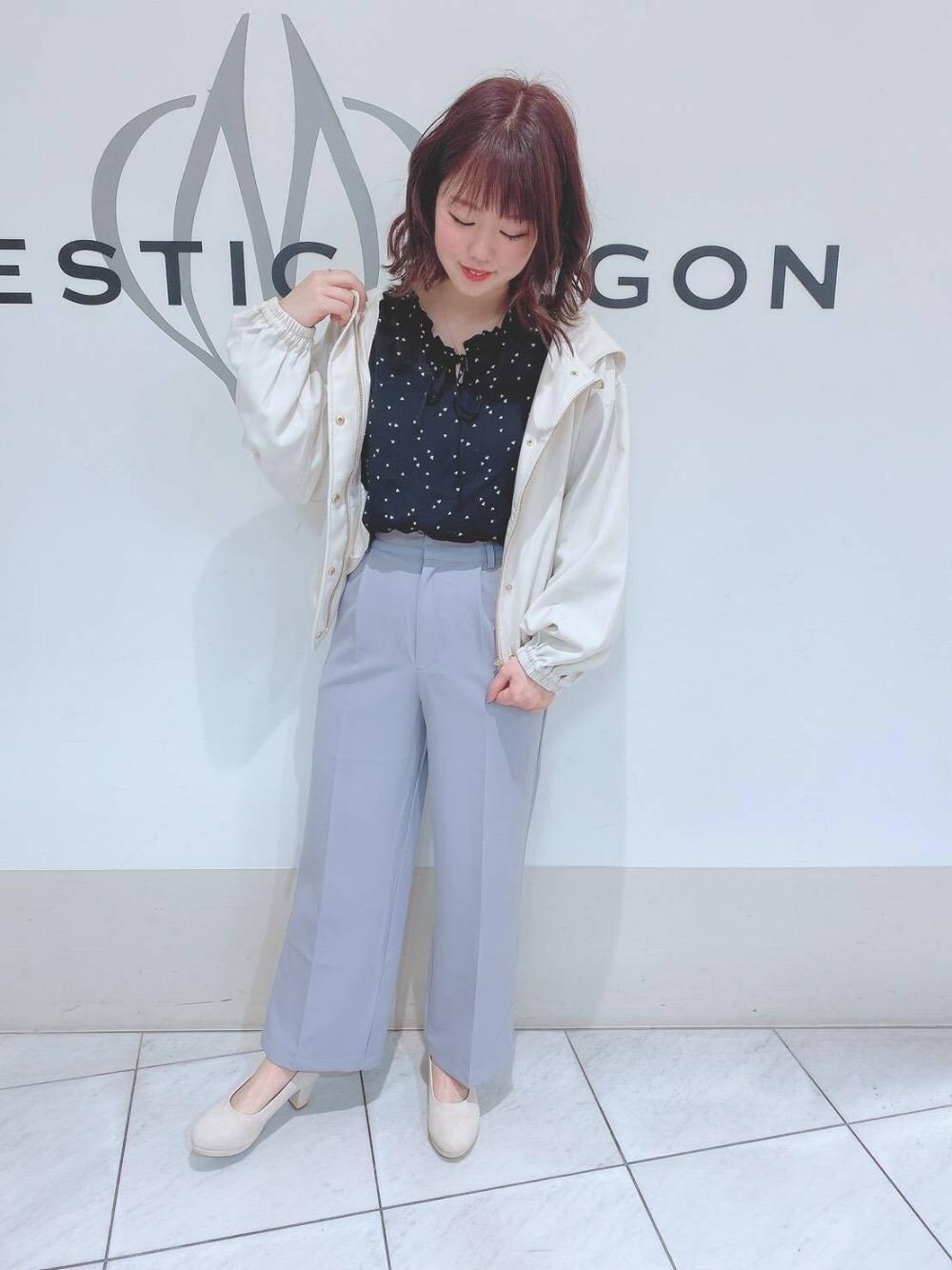 「パンプス、カラーパンツ、MAJESTIC LEGON、マジェスティックレゴン、サテンブルゾン、センタープレスパンツ、ハートブラウス」｜「MAJESTIC LEGONのポヨン袖ショートブルゾン（ブルゾン、ホワイト系）」を使った、マジェスティックレゴン天王寺ミオ店スタッフさん（レディース・156cm）の春コーディネートの1枚目の写真