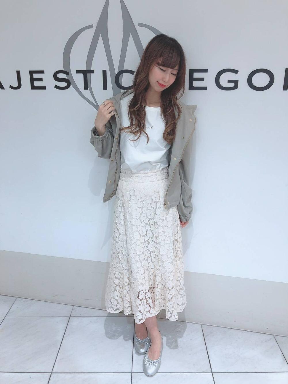 グリーン系のブルゾン、ホワイト系のスカート、シルバー系のバレエシューズを着用したレディースの春コーディネートの1枚目の写真