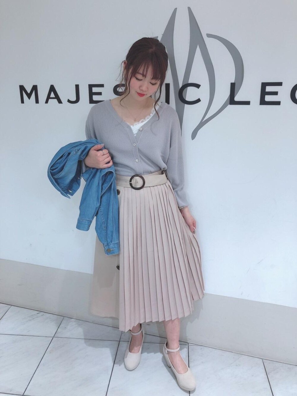 「カーディガン、パンプス、トレンチ、Gジャン、インナー、キレイめ、フェミニン、MAJESTIC LEGON、マジェスティックレゴン、トレンチスカート」｜「MAJESTIC LEGONのフカフカフェミニンパンプス（パンプス、ベージュ系）」を使った、マジェスティックレゴン天王寺ミオ店スタッフさん（レディース・156cm）の春コーディネートの1枚目の写真