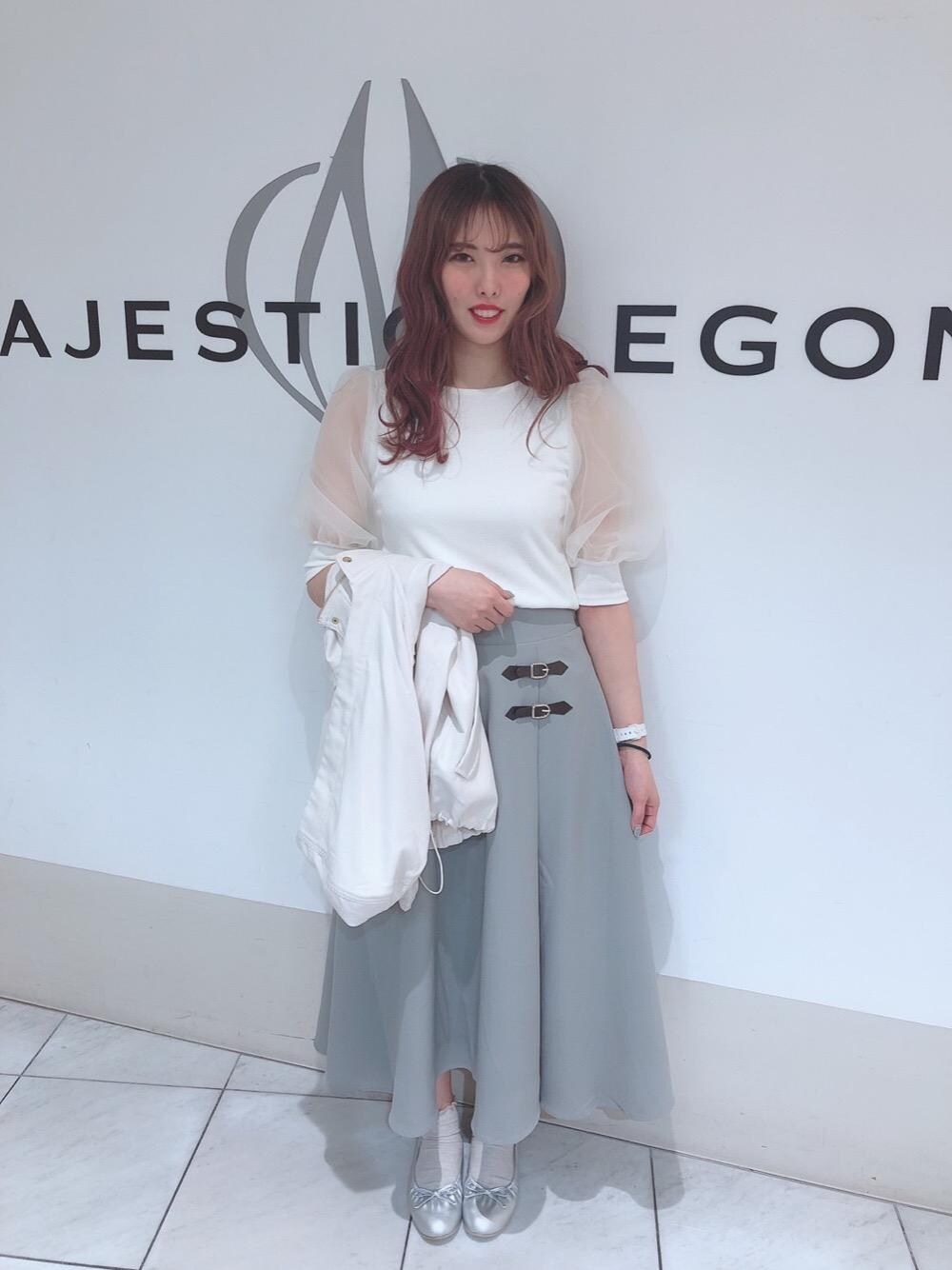 「ブルゾン、ニット、バレエシューズ、春アウター、MAJESTIC LEGON、オーガンジー、マジェスティックレゴン、パワショル、ラップフレアスカート」｜「MAJESTIC LEGONのポヨン袖ショートブルゾン（ブルゾン、ホワイト系）」を使った、マジェスティックレゴン天王寺ミオ店スタッフさん（レディース・156cm）の春コーディネートの1枚目の写真