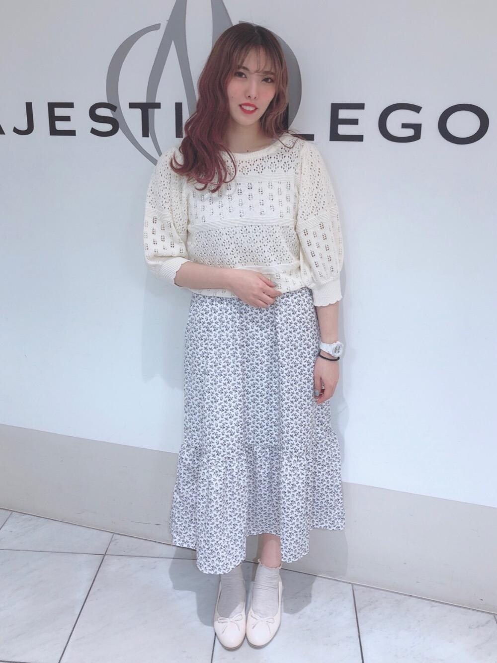 「ニット、ワンピース、パンプス、花柄、キャミワンピース、透かしニット、バレエパンプス」｜「MAJESTIC LEGONのフローラルカラータンク（タンクトップ、ブルー系）」を使った、マジェスティックレゴン天王寺ミオ店スタッフさん（レディース・156cm）の春コーディネートの1枚目の写真