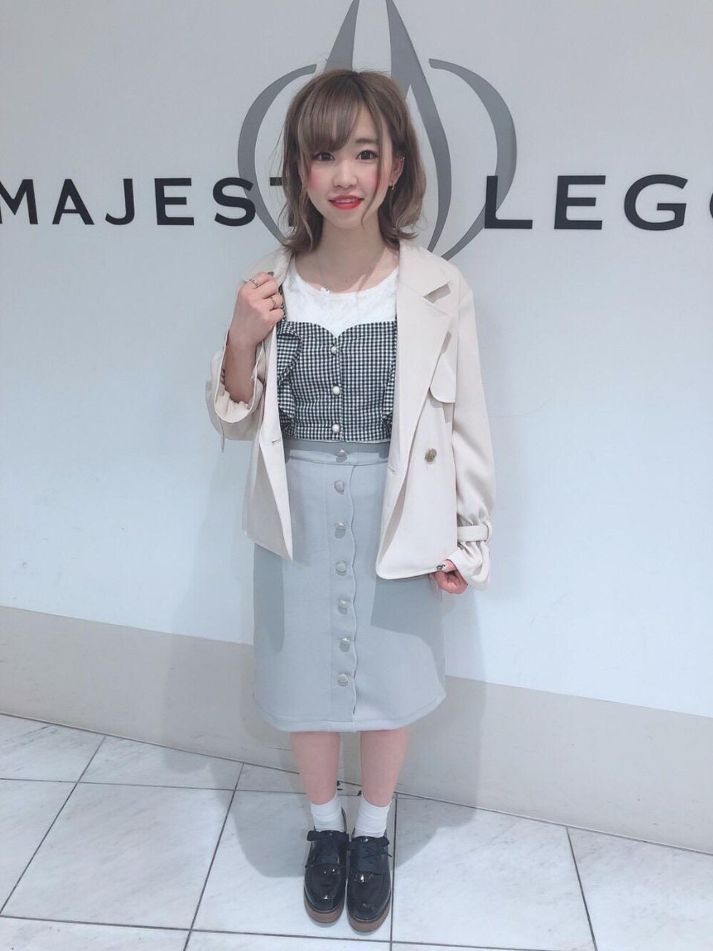 「トレンチコート、ショートトレンチ、デート、ギンガムチェック、ビスチェ、バックリボン、MAJESTIC LEGON、ショッピング、マジェスティックレゴン」｜「MAJESTIC LEGONのウッドヒールレースアップシューズ（その他シューズ、ブラック系）」を使った、マジェスティックレゴン天王寺ミオ店スタッフさん（レディース・156cm）の春コーディネートの1枚目の写真