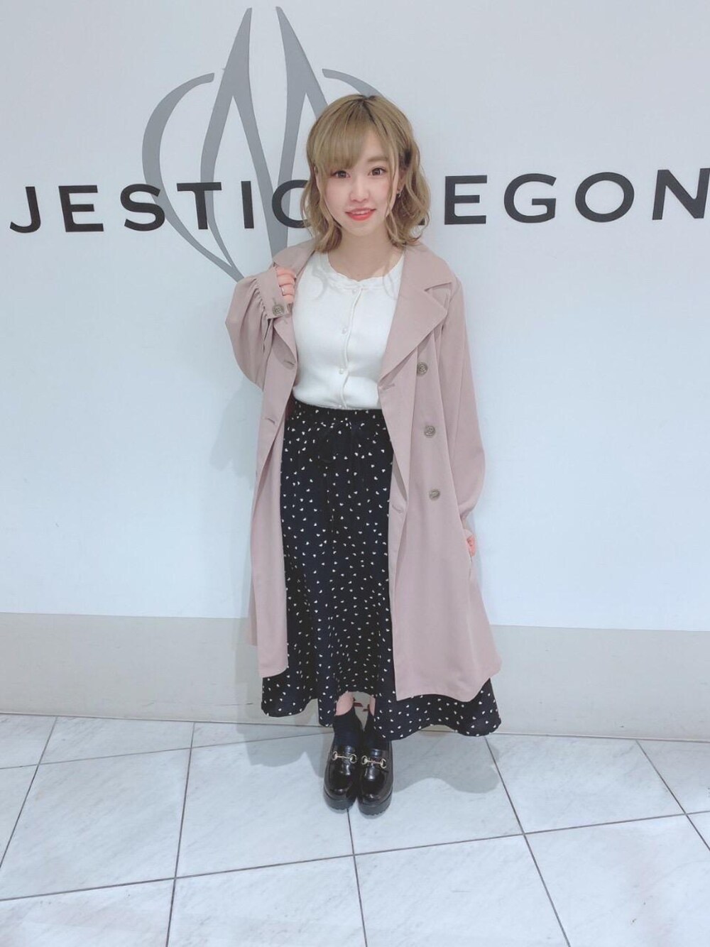 「トレンチコート、デート、バックリボン、MAJESTIC LEGON、ショッピング、ハート柄、マジェスティックレゴン、ヒールローファー」｜「MAJESTIC LEGONのバックレースアップトレンチ（トレンチコート、ピンク系）」を使った、マジェスティックレゴン天王寺ミオ店スタッフさん（レディース・156cm）の春コーディネートの1枚目の写真