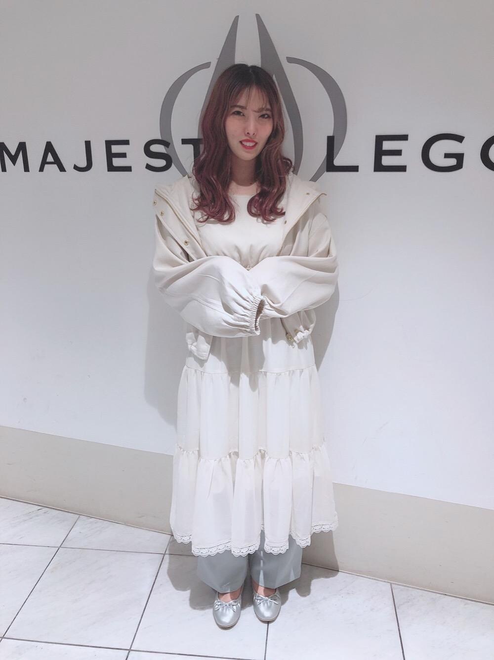 「ブルゾン、ワンピース、MAJESTIC LEGON、マジェスティックレゴン、ポヨン袖ショートブルゾン、ギャザーフィットバレエ、ティアードマキシワンピース、センタープレスカラーパンツ」｜「MAJESTIC LEGONのポヨン袖ショートブルゾン（ブルゾン、ホワイト系）」を使った、マジェスティックレゴン天王寺ミオ店スタッフさん（レディース・156cm）の春コーディネートの1枚目の写真