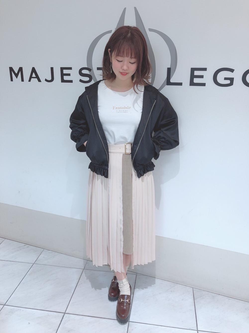 「MAJESTIC LEGON、ショッピング、ロゴTシャツ、マジェスティックレゴン、ヒールローファー、サテンブルゾン、プリーツラップスカート」｜「MAJESTIC LEGONのヴィンテージサテンフードブルゾン（ブルゾン、ブラック系）」を使った、マジェスティックレゴン天王寺ミオ店スタッフさん（レディース・156cm）の春コーディネートの1枚目の写真