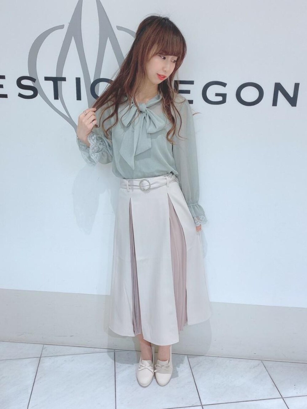 「ブラウス、パンプス、リボン、MAJESTIC LEGON、マジェスティックレゴン、リボンパンプス、ピュアリボンブラウス、プリーツキリカエスカート」｜「MAJESTIC LEGONのリボンパンプス（パンプス、ホワイト系）」を使った、マジェスティックレゴン天王寺ミオ店スタッフさん（レディース・156cm）の春コーディネートの1枚目の写真