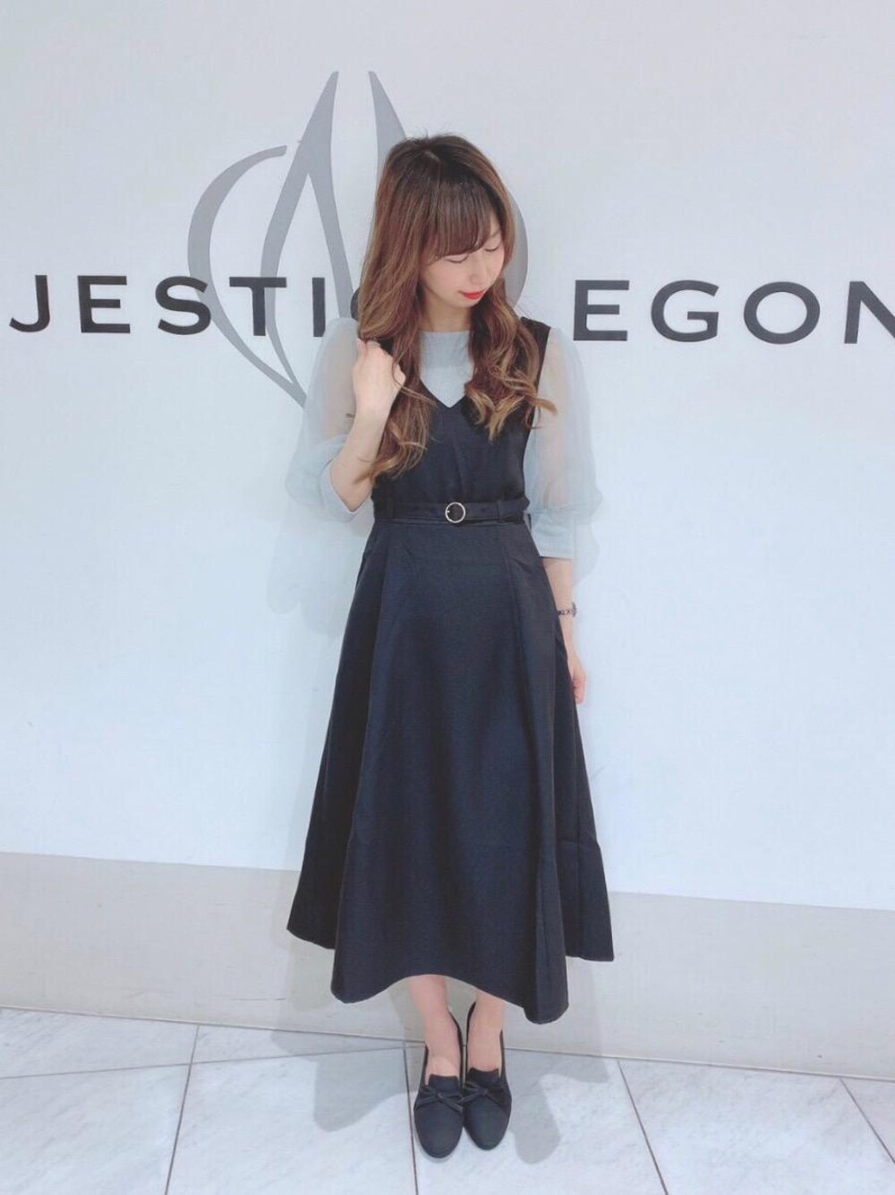 「ワンピース、パンプス、リボン、新作、MAJESTIC LEGON、春夏コーデ、大人可愛い、マジェスティックレゴン、パワショル」｜「MAJESTIC LEGONのリボンパンプス（パンプス、ブラック系）」を使った、マジェスティックレゴン天王寺ミオ店スタッフさん（レディース・156cm）の春コーディネートの1枚目の写真